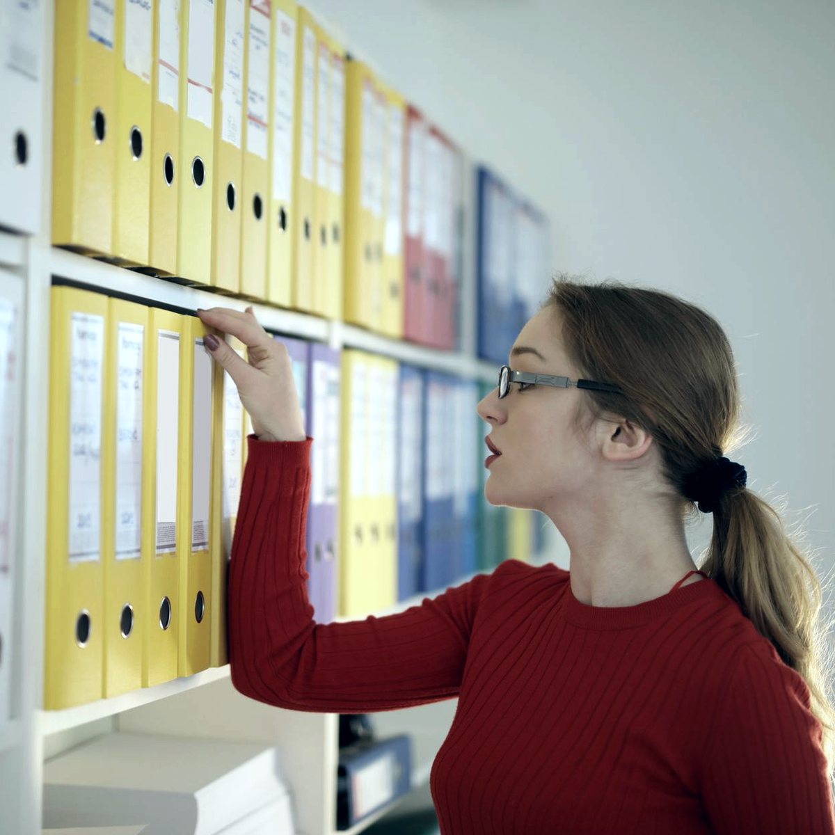 Classeurs de pièces comptables sur les étagères