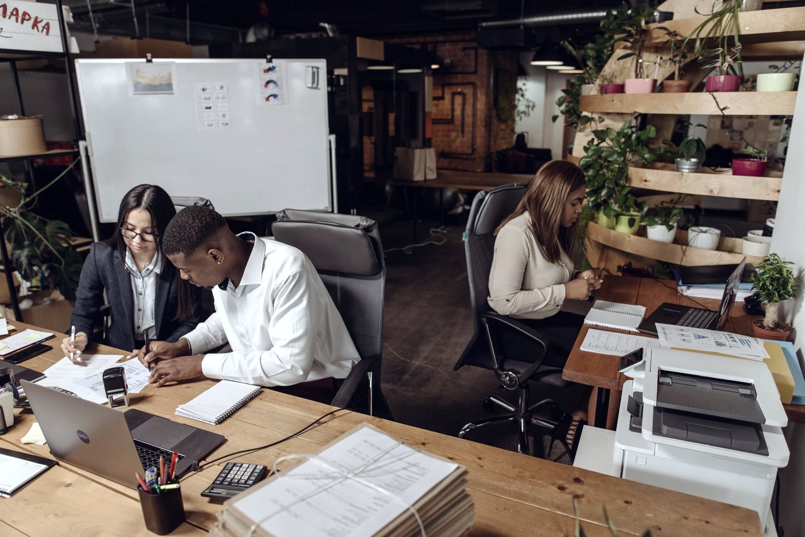 Équipe comptable au travail