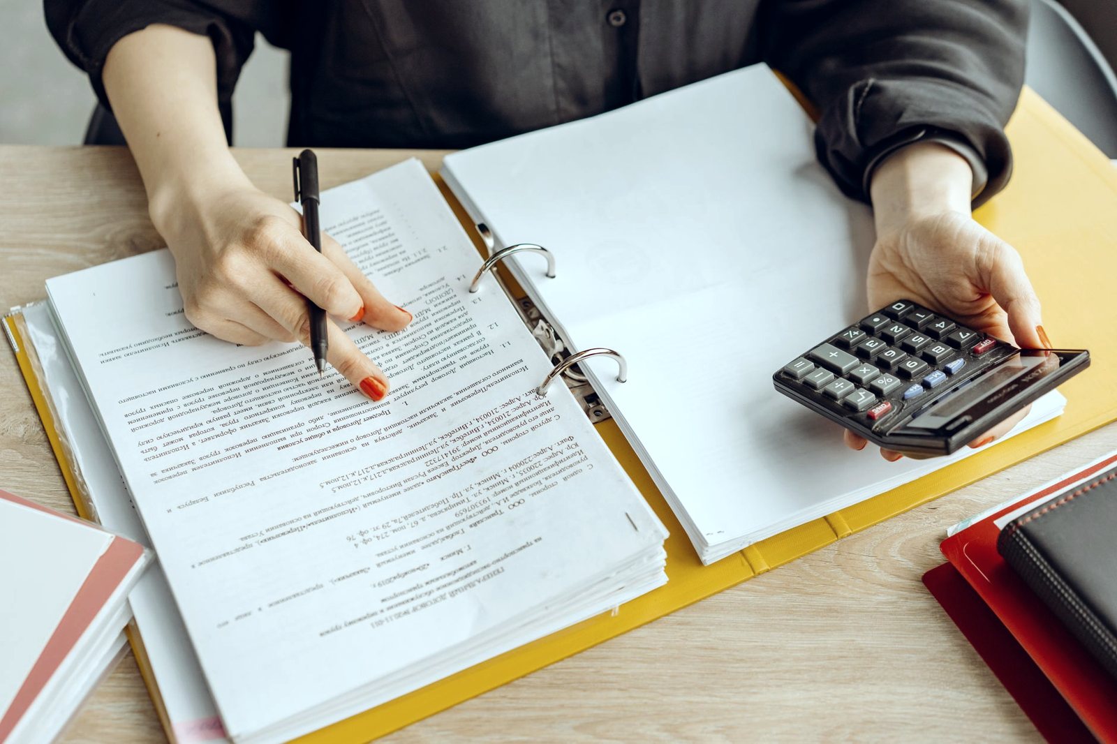 Agent comptable à son poste de travail